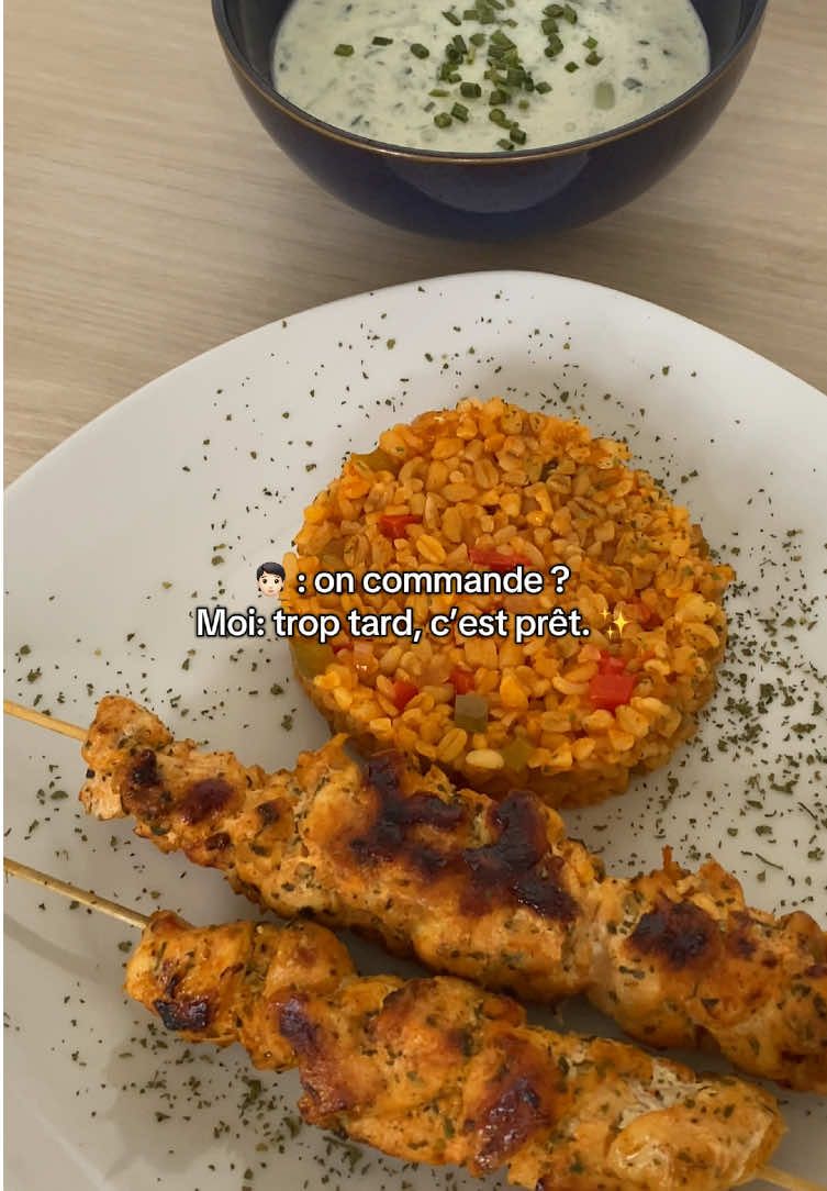Menu turc complet : Brochettes, Boulgour & Cacık maison 🔥 🍢 Brochettes de poulet (4 pièces) 	•	400 g de blanc de poulet 	•	1 c. à café d’épices pour poulet 	•	1 c. à café de paprika 	•	1 c. à café d’ail en poudre 	•	1 c. à café de persillade 	•	Sel, poivre Préparation 	1.	Couper le poulet en dés réguliers. 	2.	Mélanger avec les épices, le sel et le poivre. 	3.	Enfiler les morceaux sur 4 bâtons à brochette. 	4.	Cuire au grill, à la poêle ou au barbecue jusqu’à ce que la viande soit bien dorée. ⸻ 🍚 Boulgour turc (pour 3 personnes) 	•	150 g de boulgour moyen 	•	2 c. à soupe d’huile d’olive 	•	1 oignon haché 	•	½ poivron rouge, coupé en petits dés 	•	½ poivron vert, coupé en petits dés 	•	1 c. à soupe de double concentré de tomates 	•	250 ml d’eau chaude 	•	1 c. à café de paprika 	•	Sel, poivre Préparation 	1.	Dans une casserole, faire revenir l’oignon dans l’huile d’olive. 	2.	Ajouter les poivrons et faire sauter quelques minutes. 	3.	Incorporer le concentré de tomates, mélanger, puis ajouter le paprika, le sel et le poivre. 	4.	Verser l’eau chaude, ajouter le boulgour, couvrir et laisser mijoter à feu doux jusqu’à absorption complète de l’eau. ⸻ 🥒 Cacık (Tzatziki turc) 	•	300 g de yaourt grec nature 	•	2 gousses d’ail hachées 	•	1 concombre, râpé et bien égoutté 	•	1 c. à café de menthe séchée 	•	1 c. à café de ciboulette ciselée 	•	Sel Préparation 	1.	Râper le concombre, presser pour retirer l’excès d’eau. 	2.	Mélanger dans un bol le yaourt, le concombre, l’ail, la menthe, la ciboulette et le sel. 	3.	Réserver au frais jusqu’au service. Bon appétit 😋 afiyet olsun 🇹🇷 !!   #pourtoi #fyp #FoodTok #tavuk #chicken 