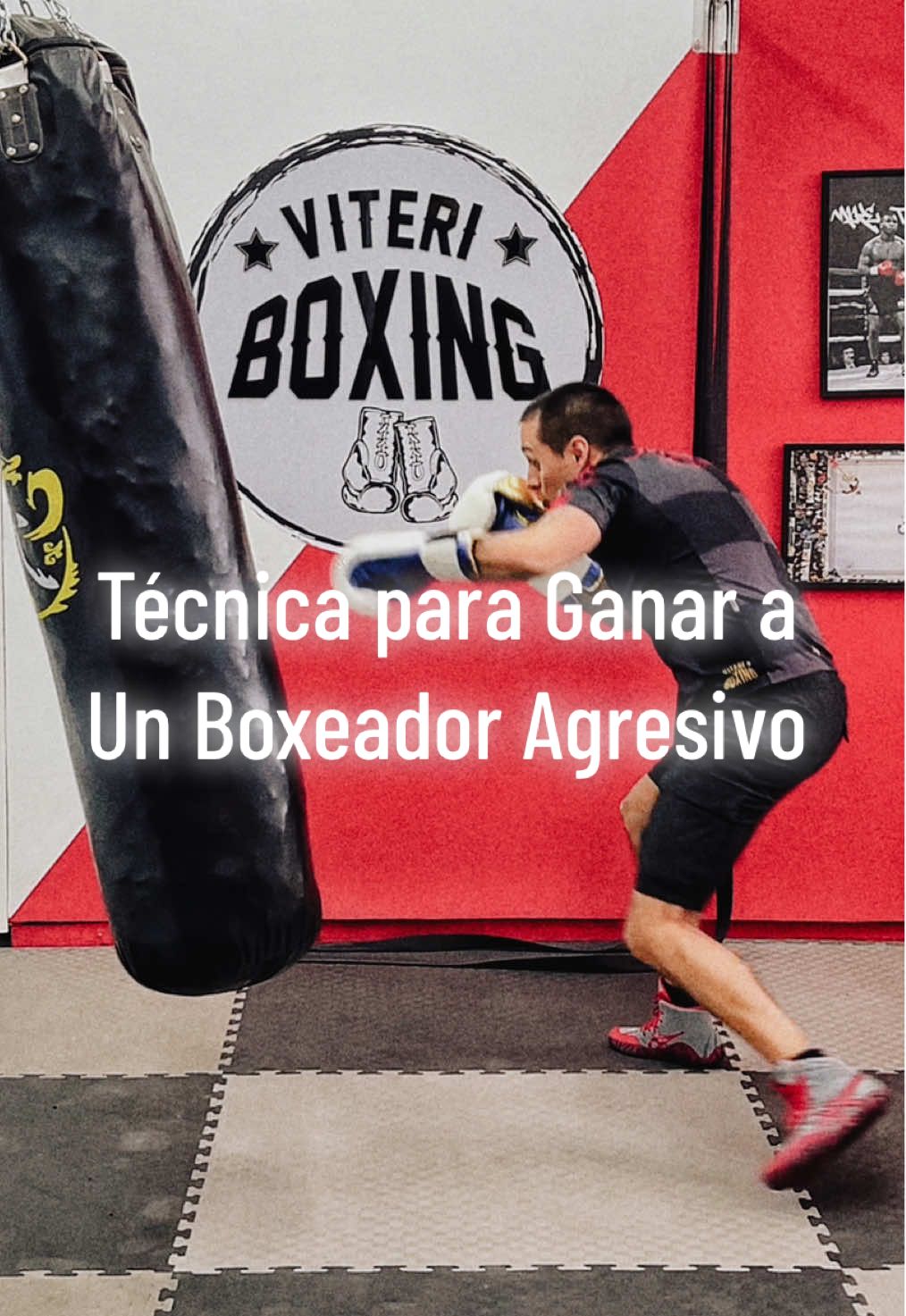 A todos nos ha pasado: alguien te presiona sin parar, no deja de lanzar golpes 💥. A veces puedes romper la línea de ataque… pero otras no 😅. Para eso está la fórmula: crear distancia y romper la línea. En este caso: paso atrás en 45° ➡️ y luego un switch roll para cambiar el rumbo 🧠♟️🥊 #viteriboxing #humanchess #boxeomoderno #boxeo 