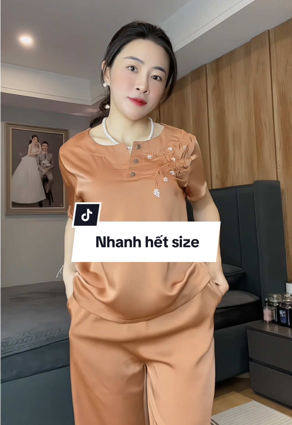 Bộ lụa tặng mẹ và bà. Bộ này trước lên video 2 ngày hết size hết màu luôn, các mẹ có vẻ ngày càng thích giản đơn và sang trọng ❤️
