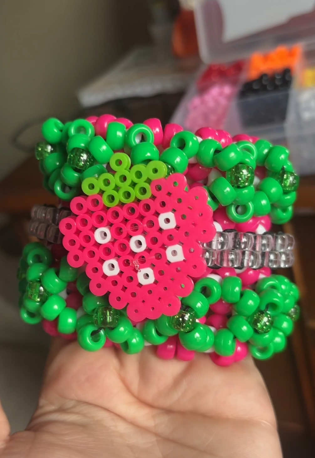 strawberry rotating cuff! ❤️🩷🍓 #fyp #kandi #kandirotatingcuff #strawberry #fypシ 