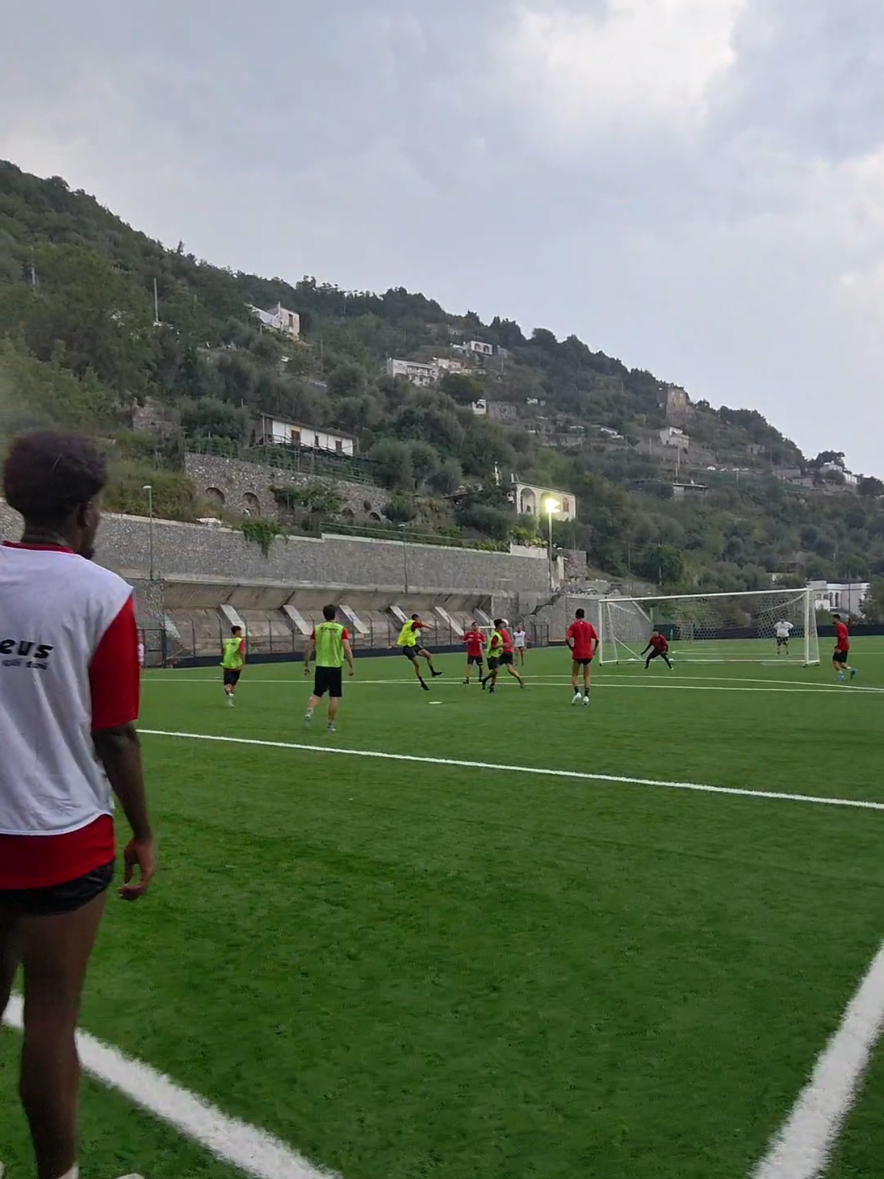 avete idea di come sia allenarsi in costiera amalfitana?  io mi sto preparando al prossimo anno insieme al San Vito Positano, squadra che affronterà il prossimo campionato di Eccellenza campana 💛❤️ @Fc Zeta Milano  arriverò prontissimo ❤️🤍🖤 #fczetamilano #calcio #amalficoast #Summer #allenamento
