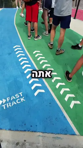 השיעור הראשון שנלמד את הילדים שלנו, זמן שווה יותר מכסף! האנשים בתור לא למדו את השיעןר הזה..