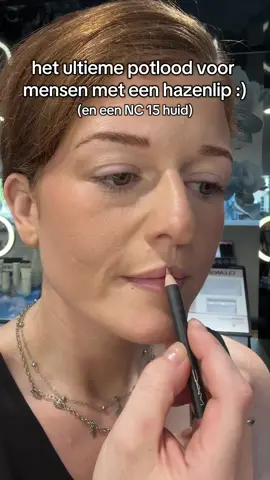 dit is een tip voor mijn fellow clefties 🧚‍♀️ gebruik cool spice lipliner voor het perfect contouren van je lippen! met dit potlood kun je delen van je lip bijtekenen en vormgeven op de meest natuurlijke manier!  (de truuc is om licht te schetsen en niet te hard op de huid te duwen als je tekent)  als de kleur van je natuurlijke lip  rozer is dan die van mij, probeer dan soar of sweet talk. als je meer bruin pigment hebt dan kun je beige turner of spice proberen.  #cleftlip #makeupforclefties #hazenlip #emeacreator 