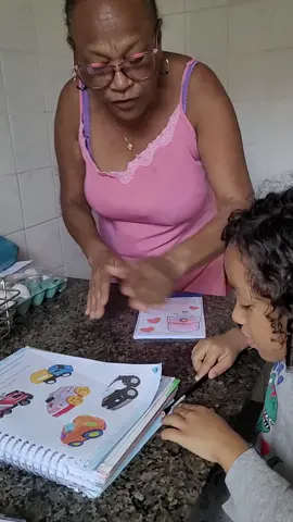 Fazendo o trabalho de casa com a vovó. 🤣🤣🤣 #trabalhodecasa #educacaoinfantil #anosiniciais #alfabetização 