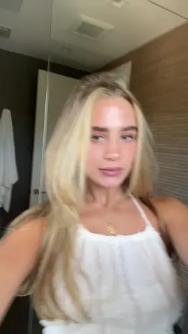 👱🏼‍♀️ 
