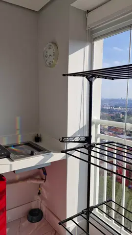 Varal de chão com 3 andares, perfeito para otimizar o espaço na hora de secar as roupas. Com design prático e compacto, ele permite pendurar várias peças ao mesmo tempo, mantendo tudo organizado e arejado. Ideal para apartamentos, lavanderias pequenas ou até áreas externas. 💨👕 #VaralDeChão #Varal3Andares #Organização #CasaOrganizada #Lavanderia   