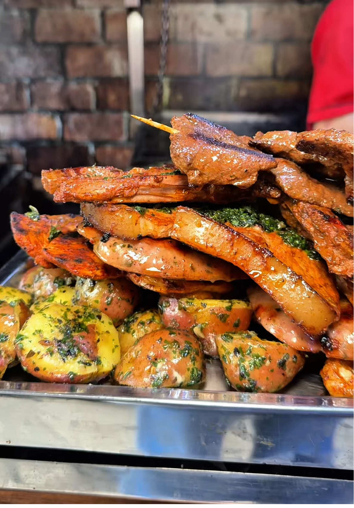 Te presentamos nuestro COMBINADO PARRILLERO🥩😮‍💨 🔥 Incluye 1/4 de pollo + 300gr de churrasco + 300gr de chuleta + 2 chorizos + 2 palos de anticuchos + papas nativas 📍Visítanos en Av. Próceres de Huandoy. Urb. Pro, Los Olivos . . . #anticuchos #pollo #chuleta #churrasco #chorizo #combinado #parrilla #limaperu #dondecomer #carnes #fyp 