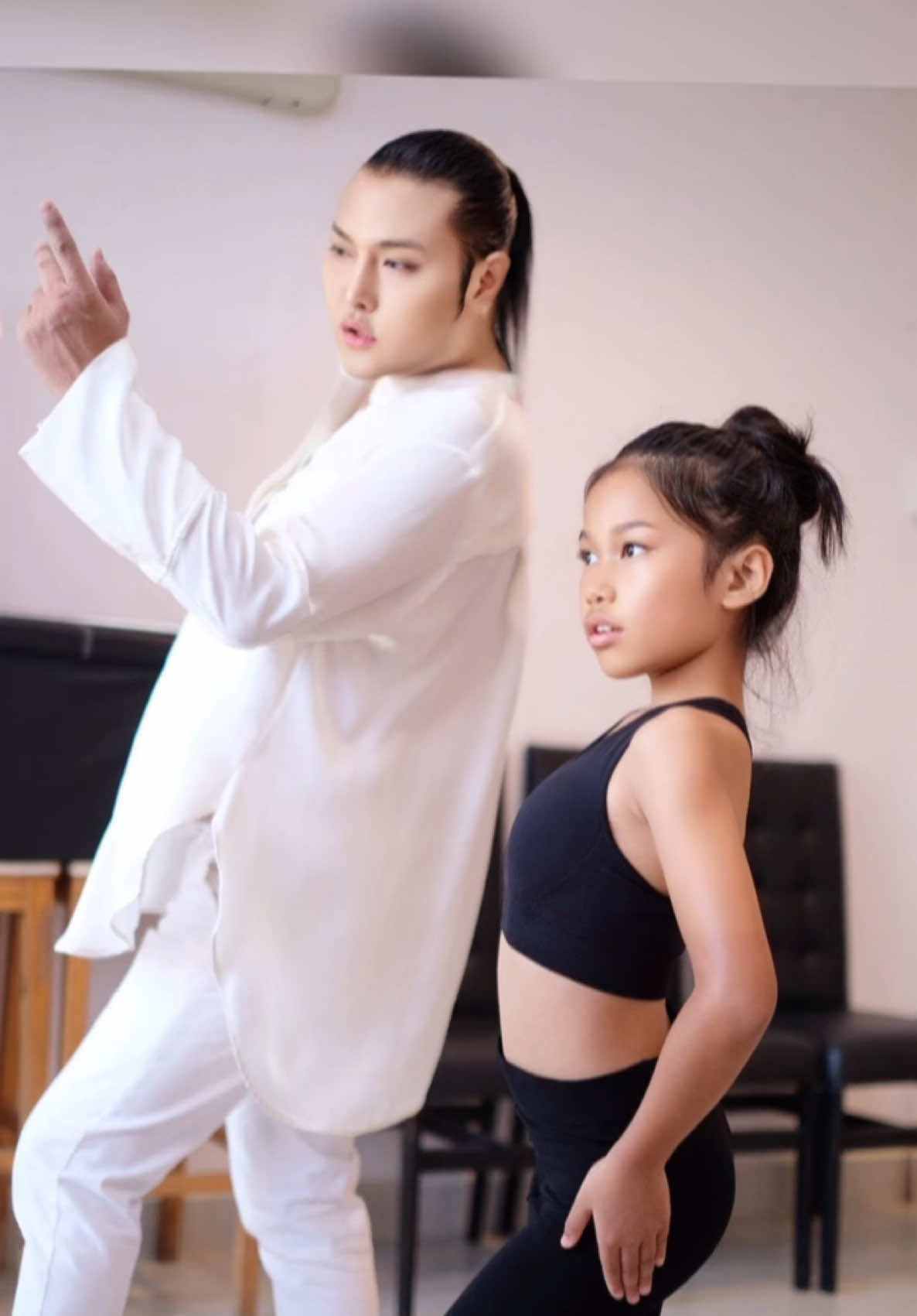 สนใจสมัครเรียนเดินแบบทักแชทได้เลยคร่า https://line.me/ti/p/YUEycBHmgw เปิดสอนทุกวัน ไม่เว้นวันหยุดราชการและวันนักขัตฤกษ์  Promotion พิเศษ 2 ชม. เพียง 999 ฿ สมัครก่อนเพื่อรับราคาพิเศษ แล้วค่อยแจ้งวันเรียนทีหลังได้คร่าาาาา  Perfectmodel Academy สถาบันฝึกสอนทักษะการเดินแบบและปรับบุคลิกภาพอย่างมืออาชีพ ตั้งแต่ขั้นพื้นฐานจนถึงระดับมืออาชีพ โดยผู้ฝึกสอน ครูไอซ์ Perfectmodel ผู้คร่ำหวอดในวงการบันเทิง และแฟชั่นรันเวย์ มามากกว่า 20 ปี  สถาบันของเราจึงสามารถการันตีการเปลี่ยนแปลงให้กับผู้เข้าร่วมอบรมตั้งแต่ 2 ชั่วโมงแรก เปิดสอนใน 2 ระดับ คือ Basic พื้นฐาน และ Advance มืออาชีพ อายุ ตั้งแต่ 5 ปีขึ้นไป ทั้งชายและหญิงรวมถึงกลุ่ม LGBTQ+  สถาบันของเราฝึกให้ผู้เข้าร่วมอบรมสามารถนำความรู้ที่ได้นำไปใช้ได้จริงในทุกขั้นตอนไม่ว่าจะเป็นการใช้ชีวิตประจำวัน การแสดงโชว์หรือการประกวด สถาบันของเราเน้นย้ำความสำคัญในทุกจุดของการปรับบุคลิกภาพเราจึงเชื่อมั่นว่าหลังจากฝึกอบรมจากทางสถาบันของเรา ผู้เข้าอบรมจะสามารถนำความรู้ที่ได้สร้างความความมั่นใจและการแก้ไขปัญหาเฉพาะหน้ารูปแบบต่างๆให้กับตนเองได้อย่างแน่นอน     •────────✦❅✦────────• สนใจเรียนเดินแบบปรับบุคลิกภาพ เปิดรับสมัครน้องๆ ทุกเพศอายุตั้งแต่ 5 ปีขึ้นไป ท่านสามารถกดลิงค์ทักหาครูไอซ์ได้เลย  ถ้าหากคุณเป็นคนนึงที่อยากเพิ่มความมั่นใจ กล้าแสดงออก และมีปัญหาต่างๆเหล่านี้ มาหาครูสิค่ะ ครุไอซ์ช่วยได้ เรามาเช็คกันดีกว่าว่าเรามีปัญหาต่างๆ เหล่านี้บ้างหรือไม่ หากเกิน 5 ข้อ ครูขอแนะนำให้มาหาครูไอซ์นะคร่า •────────✦❅✦────────• ^ เดินไม่ตรง มงไม่ลงซักที ^ บุคลิกภาพไม่ดี เดินไม่ตรง แขนขางอ ^ องศาหน้าไม่ชัดเจน สายตาล็อคแล็กไร้สเน่ห์ ^ ใช้ร่างกายไม่ถูกต้อง ดูสับสนซับซ้อน ^ โพสไม่เป็น นึกท่าไม่ออก ไม่รู้จะทำท่าไหนดี ^ รูปแบบการเดินที่เหมาะสมกับเสื้อผ้า และโอกาส จัดยังไงให้โปร ^ รู้สึกไม่ชอบตัวเอง ชีวิตขาดความสุข น่าเบื่อ ^ กลัวที่จะสื่อสาร ไร้ความรู้สึก แสดงออกไม่เป็น ^ บุคลิกภาพไม่ดี ขาดสเน่ห์ ^ ขาดความมั่นใจ ไม่กล้าแสดงออกต่อสาธารณชน ^ กลัวการเข้าสังคม ไม่กล้าสบตาคนอื่น ^ กลัวคำตัดสิน ทำให้กลัวการที่จะเริ่มการใช้ชีวิต สับสนถูกหรือผิด ^ ขาดสมาธิ วอกแวกง่าย ^ พูดเสียงเบา เสียงอยู่ในลำคอ พูดฟังไม่รู้เรื่อง พูดไม่ค่อยชัด ^ ไม่สามารถแก้ไขปัญหาเฉพาะหน้าได้ หากเกิดปัญหาเร่งด่วน •────────✦❅✦────────• 📑 กรอกรายละเอียดส่วนตัว  https://forms.gle/t2Rj9NLAjL2sMUHf8 💸 สามารถโอนชำระค่าอบรมได้ที่  🏙️ ธนาคารไทยพาณิชย์   ชื่อบัญชี นพดล แป้นวงค์ เลขบัญชี 218-200902-9 บัญชีออมทรัพย์ สาขาสยามพารากอน สอบถามข้อมูลเพิ่มเติม : เช็คตาราง ลงทะเบียนเรียนได้ที่ 🛜 https://line.me/ti/p/YUEycBHmgw 🛜 Fanpage : perfect model academy   📞 โทร. 099 142 9824     #perfectmodelacademy #armodelagency #modeling #Agencythailand #iceperfectmodel                              
