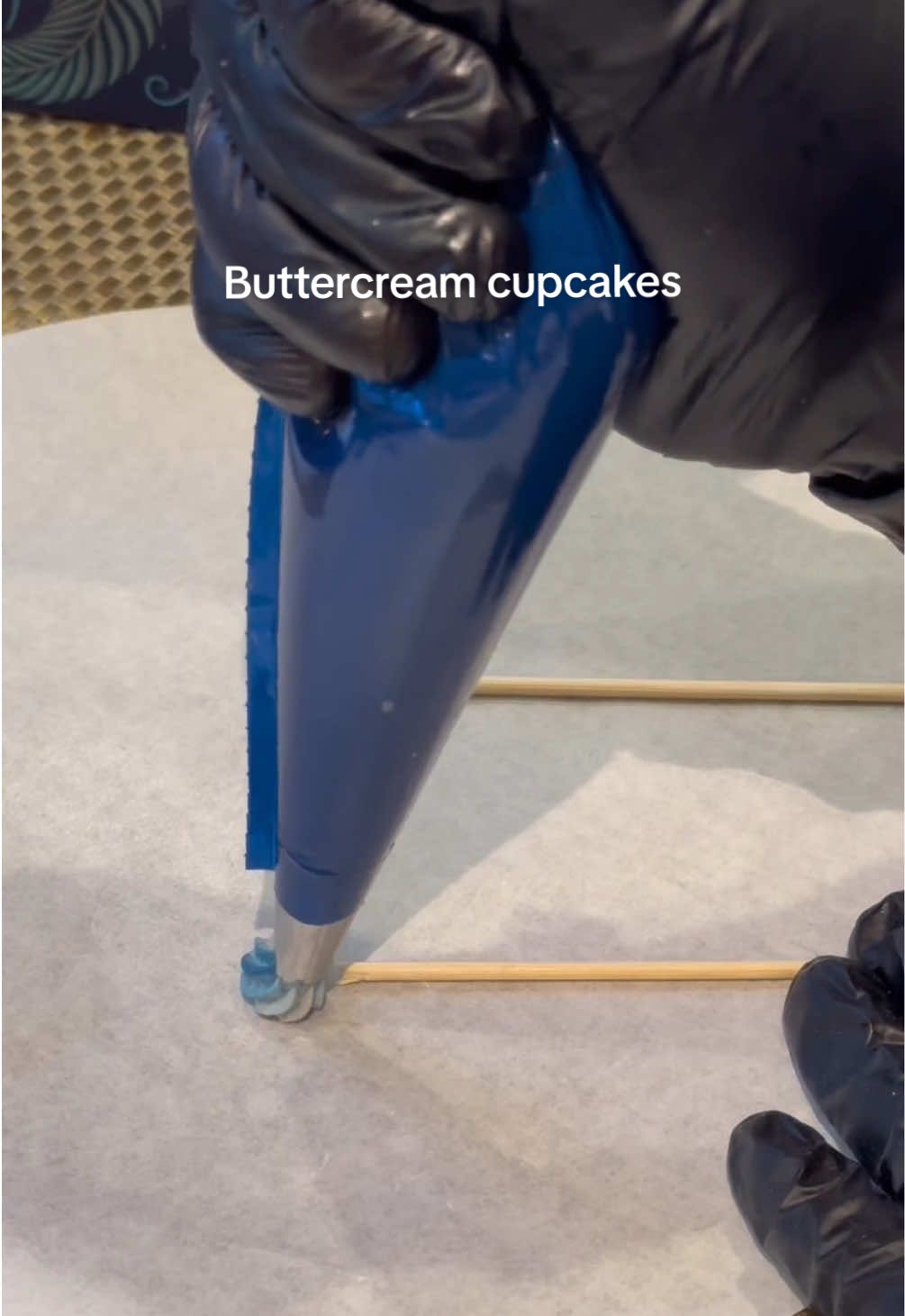BUTTERCREAM CUPCAKE DECORATING TUTORIAL 😍#cakedecorating #cake #tipsandtricks #cupcake #fanpage 