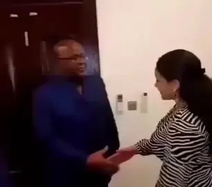 Ya pekos tika muana, tshilombo luketu lu chien luketu lu mbwa le nzotovore wazola ba kento le fiakuleur dans ses oeuvres , ce mediocre Homme ankoro ne veut pas lacher la main de la fille de Didas pembe , tala azoluka tabu eboma azua numero ya momie ya Batu Pina sumalobain, tshilombo degage
