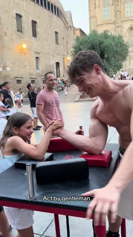 Si ella es feliz, yo también y el señor de atrás 😊 #bonito #feliz #armwrestling #simpatia #gentleman 