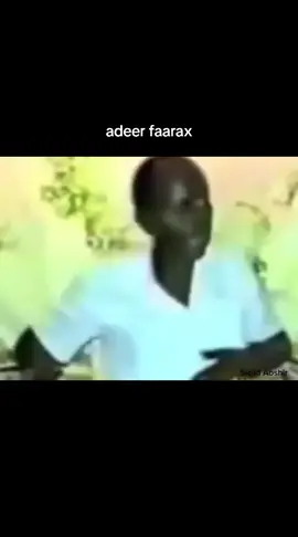 al fanaan cumar dhuule oo sheeko qosol badan ka sheekaynaya