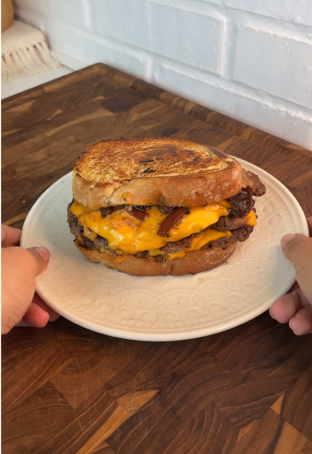 Patty Melt 🥪 juro que não exagerei na cebola, mas se pudesse teria colocado mais xd Usei: 350g de patinho moído/acém 5 fatias de queijo cheddar 1 cebola inteira  2 farias de pão de forma Para a cebola caramelizada: 4 colheres de shoyo 1 colher cheia de açúcar (usei o mascavo) 2 colheres de água  sal a gosto #lanche #cheddar #receita #fyp #foryoupage 