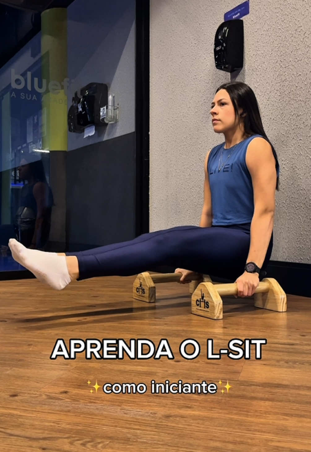 O TREINO que me fez FINALMENTE CONSEGUIR o L-SIT! 🔥 1️⃣ Alongamento(quanto mais flexibilidade, mais fácil!)   2️⃣ Fortalecimento (core e pernas = base do L-Sit)   3️⃣ Progressão (do básico ao avançado, sem pular etapas)   Se EU consegui, você TAMBÉM vai!💪🏻   🤩Dica: o movimento vai sair bem mais rápido com a parallette da @CHS SPORTS (experiência propria) ✨💪🏻 📥 Salva para treinar quando quiser 👣 Me segue para mais dicas de calistenia! 😉 #lsit #exercicioemcasa #calisteniabrasil #gymgirl #calisthenics #ginastica #consistencyiskey #tutorial 