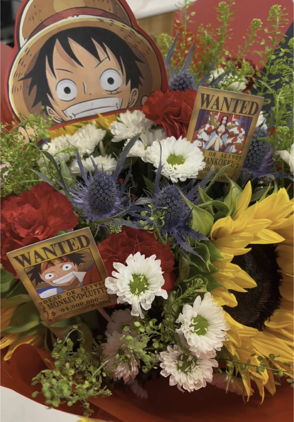 Made my boyfriend a birthday bouquet - One Piece style 🏴‍☠️ because men deserve flowers too ❤️ Thank you to @Isla de Flores for the inspo  #onepieceanime #luffy #nicorobin #boahankock #jollyroger #strawhatpirates #birthdaybouquet #flowerbouquet #birthdayideasforhim 