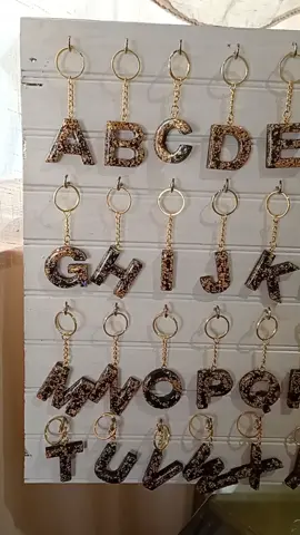 llavero de resina 👌🌸🍀 pueden ser personalizados y con nombres 🥰🤩 hago por mayor para cursos fin de año ,un bello y utilizable regalo 🎁🎀