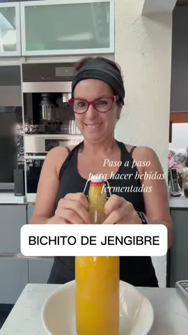 BICHITO DE JENGIBRE   Después de un video con más de 270 millones de vistas en el mundo entero, te comparto al fermento responsable. Es hecho a base de jengibre, que además de grandes beneficios para la salud, se usa para hacer fermentos.   Es un cultivo iniciador para bebidas fermentadas (como ginger ale casero, tepache o kvas de jengibre) hecho con jengibre fresco, azúcar y agua. No se toma en grandes cantidades solo, sino en pequeñas porciones o como base de otras bebidas fermentadas. Sus beneficios vienen de tres frentes:   Te dejo el procedimiento y te aconsejo mezclar vigorosamente con cuchara de madera o silicona. Unas horas después vuelve a mezclar para que las bacterias y los azúcar se distribuyan correctamente. El fermento siempre va tapado porque atrae mosquitos y no los queremos dentro!   Día 1: 1 taza de agua sin cloro (filtrada o hervida y enfriada) 1 cucharada de jengibre fresco rallado (con o sin cáscara) 1 cucharada de azúcar (blanca, mascabado o de caña)   Material: Frasco de vidrio limpio (de al menos 500 ml) Tela, servilleta o filtro de café y una liga (para cubrir)   Instrucciones: -Mezcla el agua, el jengibre y el azúcar en el frasco. Remueve bien hasta que el azúcar se disuelva. -Cubre el frasco con la tela y la liga para que respire pero esté protegido. -Deja reposar a temperatura ambiente (20–28 °C), lejos del sol directo. Alimentación diaria (Días 2 al 5 aprox.): Cada 24 h, añade: •           1 cucharada de jengibre fresco rallad •           1 cucharada de azúcar   Remueve bien después de cada alimentación. ¿Cuándo está listo? A los 3–5 días verás burbujas, un olor fermentado agradable y al removerlo puede hacer espuma ligera. Eso indica que está activo y listo para usar como base para sodas naturales  Utiliza 1 litro de tu bebida favorita con 1/4 de taza del fermento y agrega una cucharadita de azúcar antes de cerrar el frasco. Agita bien y deja de 24-72 hrs, sacando el gas cada día o dos veces al día y con cuidado. El azúcar se transforma en gas. Es el alimento de los microorganismos pero si eres diabético, te aconsejo usar un glucómetro porque en muchos casos queda algo de azúcar residual!    Beneficios aquí 👇🏻👇🏻 1. Probióticos y salud digestiva               •           Contiene bacterias benéficas y levaduras silvestres que ayudan a equilibrar la microbiota intestinal.               •           Favorece la digestión y puede reducir inflamación y gases.               •           Apoya la absorción de nutrientes. 2. Refuerzo del sistema inmunológico               •           Las bacterias y levaduras producen compuestos que fortalecen las defensas naturales.               •           El jengibre fresco aporta antioxidantes y compuestos antiinflamatorios (gingerol y shogaol) que ayudan contra resfriados y gripes. 3. Energía y metabolismo               •           Al fermentar, genera pequeñas cantidades de vitaminas del grupo B, esenciales para el metabolismo y la energía.               •           Las bebidas hechas con ginger bug son naturalmente efervescentes, lo que puede dar sensación refrescante y revitalizante.   Extra:               •           Es una opción más natural que los refrescos comerciales porque no lleva aditivos artificiales (si lo haces en casa).               •           Puede ayudar a calmar náuseas y mareos gracias al jengibre.   Si tienes una condición de salud, consulta al médico #viral #ginger #bebidas #vegano #glutenfree 