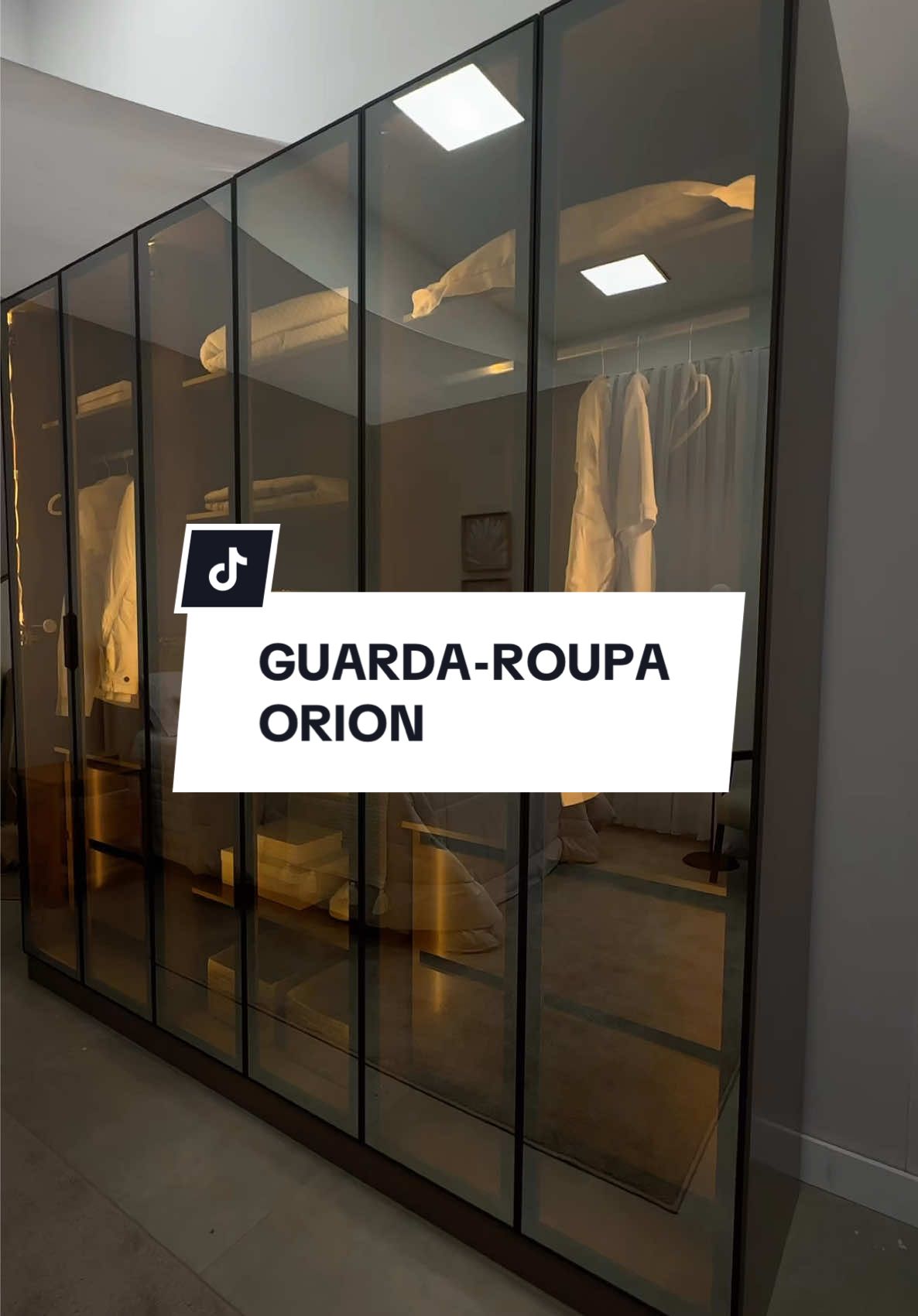 Apresentamos o Guarda-roupa Orion, lançamento CabeCasa. ✨ ✔️ Portas em vidro Reflecta: brilho sutil e sofisticado ✔️ Iluminação LED dimerizável com acionamento touch lateral ✔️ Corpo 100% MDF e portas metálicas em alumínio com puxador slim ✔️ Ferragens premium: dobradiças soft close e corrediças reforçadas de 45 mm ✔️ Prateleiras móveis que se adaptam à sua organização ✔️ Design minimalista, funcional e atemporal ✔️ Cor Mocha, a cor do ano e uma das maiores tendências na decoração E o melhor: o Orion é só o começo. A linha traz a mesma proposta de elegância, praticidade e atenção aos detalhes, perfeita para compor ambientes organizados, acolhedores e cheios de estilo. 🔍 Encontre no APP ou site: Guarda-roupa 4 Portas Reflecta com LED 100% MDF Orion CabeCasa MadeiraMadeira – Mocha | ID: 230615624 📲 Link do APP tá na bio! #GuardaRoupaOrion #CabeCasa #MadeiraMadeira #MóveisPlanejados #DesignAtemporal      