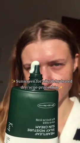 واقي شمس anua 🤍💚 Anua Heartleaf Silky Moisture Suncream Spf50+🌞 ✨ واقي شمس بخلاصة اوراق القلب من انوا خفيف الوزن وغير دهني مصنوع من مستخلص أوراق القلب لتهدئة البشرة وتوفير درع وقائي ضد العوامل الخارجية الضارة وموازنة إفراز الدهون. غني بمضادات الأكسدة والمواد المغذية الأساسية، يضمن بقاء بشرتك صحية ونابضة بالحياة. ✅واقي شمس بخلاصة الهارت ليف يعمل على تهدئة البشرة الحساسة. ✔️تركيبة غير لزجة منعسة على البشرة وتقلل من انتاج الدهون. ✔️تركيبة تحتوي على مرشحات كيميائية توفر حماية واسعة النطاق بعامل وقاية من الشمس. ✔️يتميز هذا الواقي العضوي على فوائد مهدئة ومرطبة للبشرة مثل مستخلص البانثينول والهوتوينيا كورداتا. ✔️تثبت تركيبة الكريم تحت الفاونديشين وتساعد على اطالة ثبات المكياج. ✔️يحتوي على تركيبة Houttuynia Cordata التي تساعد في تهدئة البشرة الحساسة. ✔️مثالي للبشرة الدهنية والعادية والمختلطة والحساسة ايضاً. #الاصلي المنشأ كوريا 🇰🇷💯✔️ واقي anua البراند الاصلي 🤍 السعر ١٢ الاف  🚘يوجد خدمة توصيل لجميع محافظات العراق ٤ الاف 🚘 #الاصلي #بغداد #واقي_شمس #حماية_البشرة 