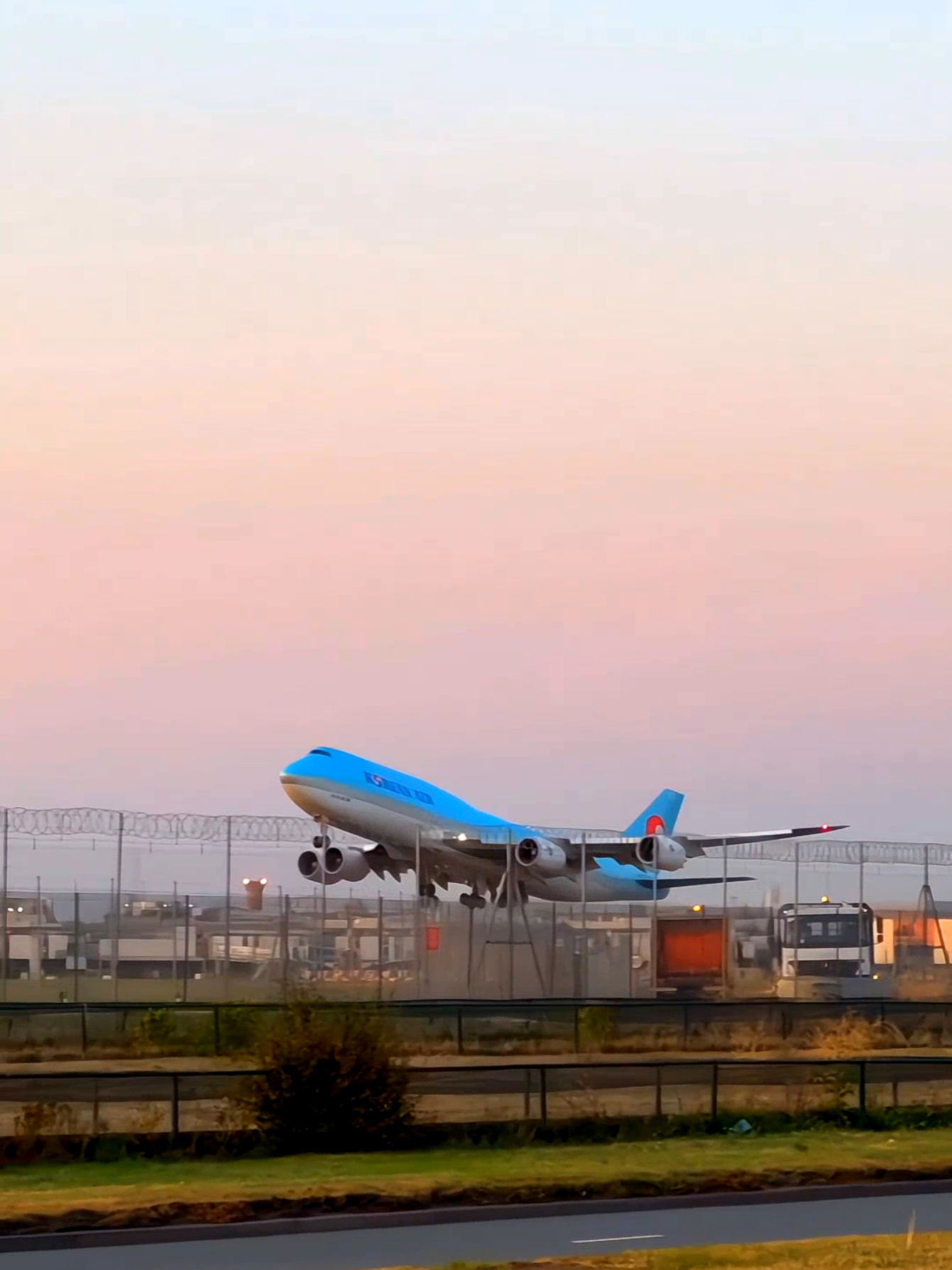 Korean Air Boeing 747-8 Landing and Taking Off from Heathrow airport  #takeoff #b747 #AviationDaily #AviationLovers #Travel #AirlineSpotting #PlaneSpotting #TravelGram #flighthouse #airport #heathrow 