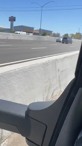 😲 Un conductor pierde por completo el control sobre su coche y acaba provocando un accidente 👉🏻 Momentos de gran tensión los vividos en una autopista de Estados Unidos: un conductor aparentemente en plenas facultades para conducir pierde por completo el control de su coche. Tras tratar de frenarlo en numerosas ocasiones el vehículo no respondía y acabó invadiendo otro carril provocando un accidente. Por suerte no hay que lamentar graves heridos 📲 Descubre el mejor contenido en nuestras redes sociales #Coche #EstadosUnidos #Eléctrico #Noticias #Accidente