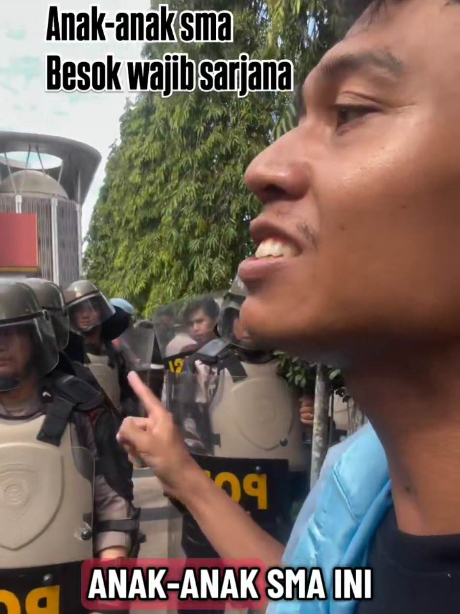 Seorang mahasiswa unri fakultas pertanian protes pendidikan masuk polisi SMA.