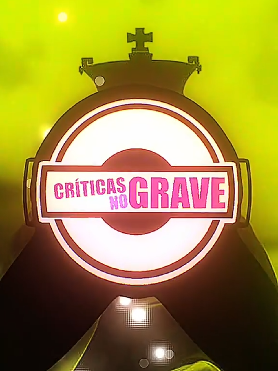 Salvem o Juiz Perfeito #SalvemOJuizPerfeito #CensuraNuncaMais #LiberdadeDeExpressao#CriticasNoGrave #TrapConsciente #MusicaAutoral #PoesiaUrbana #RapPolitico No brilho falso da coroa que nunca deveria existir, ergue-se o hino sarcástico ao “juiz perfeito” — aquele que nunca erra, que já conhece o culpado antes do julgamento, que transforma a toga em armadura contra qualquer contestação. A batida pulsa como se fosse aplauso, mas cada verso é um espelho irônico, devolvendo à plateia a imagem distorcida de um sistema que se chama imparcial enquanto brinca de rei no tabuleiro. Entre rimas afiadas e ironia afogada em sarcasmo, a música desmonta a pose de neutralidade e escancara, com falsa reverência, o espetáculo do poder absoluto. É mais que um rap — é uma encenação poética onde o elogio é veneno e a melodia carrega a crítica camuflada. Uma obra que brinca com o elogio para revelar a acusação que ele esconde. Esta obra é ficcional e simbólica, não aponta nomes nem acusa pessoas, mas traduz o sentimento coletivo diante da manipulação e da parcialidade. É a gargalhada rimada que escapa quando a seriedade da “justiça perfeita” já não convence mais. 📌 Sobre a faixa: – Ironia e sarcasmo como armas para expor a parcialidade. – Uma crítica que se disfarça de aplauso para provocar reflexão. – Um retrato sonoro do teatro jurídico encenado como perfeição. 🧠 Aviso legal: Esta obra é ficcional e artística, protegida pelo direito à liberdade de expressão poética e crítica cultural. Amparada pela Constituição Federal do Brasil (Art. 5º, incisos IV, IX e IX-A) e pela Declaração Universal dos Direitos Humanos (Art. 19), reafirma que toda pessoa tem direito à livre manifestação de pensamento e opinião, sem censura ou perseguição.