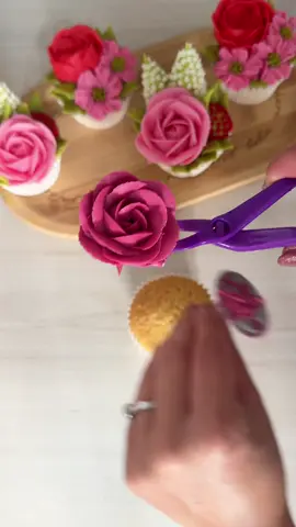 🌹🌸 . . . #rose #pinkrose #buttercream #cupcakedecorating #cupcakedecoration 