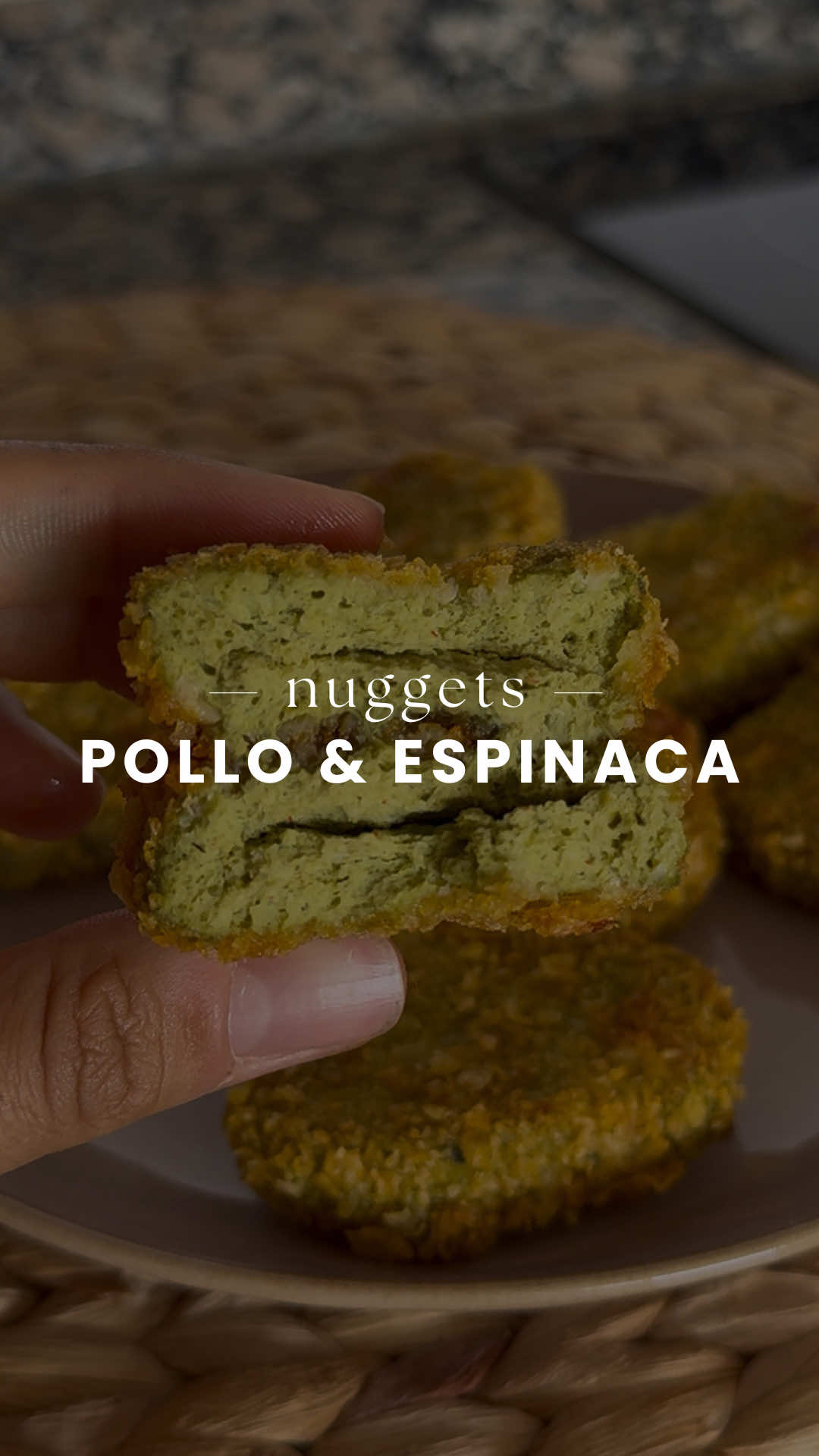 👩🏻‍🍳🌈 nuggets de pollo & espinaca • que son un millll y llevan solo 4 ingredientes  👩🏻‍🍳 yo usé: 🍗 2 pechugas de pollo 🥬 60 grs de espinaca 🧀 1/2 taza (60 grs) de queso rallado 👩🏻‍🍳 ++++ condimentos: sal, pimienta, ajo & pimentón  👩🏻‍🍳 para el empanado usé: cereales triturados  🌈 paso a paso: 1. Cubeteé el pollo y lo pasé a un bowl 2. Sumé la espinaca y el queso + los condimentos! 3. Mixeé bien todo con minipimer, pero pueden usar procesadora también!  4. Fui agarrando la mezcla y armando las nuggets • yo hice esas formas pero pueden darle la forma que quieran 5. Las pasé por huevo y las empané  6. Cociné en el horno a temperatura media • 160º/180º dependiendo cada horno • por unos 15 minutos aproximadamente 👩🏻‍🍳 pero oooobvio vayan chequeando! 🌈✨ y lisssssto amorrr! Ya tenes estas nuggets espectaculares que son un GRAN reemplazo a las típicas de súper que tienen mil ingredientes y aditivos 🫠 ✨ clave hacer varias y frizarlas para tener a mano  #recetas #recetassaludables #recetasfaciles #patitasdepollo #nuggets 