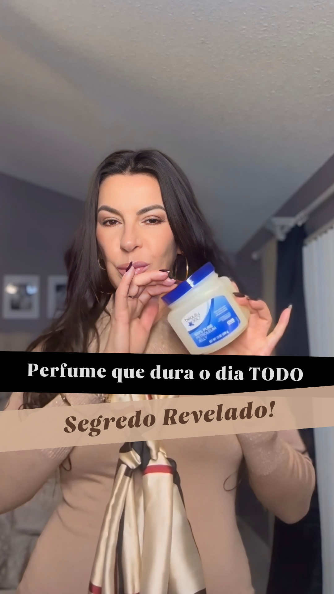 ✨ Perfume que dura o dia inteiro? Não é mágica, é técnica! Muita gente aplica perfume direto na pele e depois se pergunta por que ele desaparece tão rápido. O segredo está na preparação. Antes de borrifar, aplique uma fina camada de vaselina nos pontos estratégicos: pulsos, atrás das orelhas, nuca e até no colo. A vaselina cria uma barreira que evita a evaporação rápida, fazendo com que o aroma fixe e permaneça por muito mais tempo. E o melhor: funciona com qualquer perfume que você já tenha em casa! 🚨 Esse é um daqueles truques que você testa uma vez e nunca mais deixa de usar. 🔖 Salve este vídeo para lembrar e usar sempre que for se perfumar! #fyp #estilo #truquesdemoda 