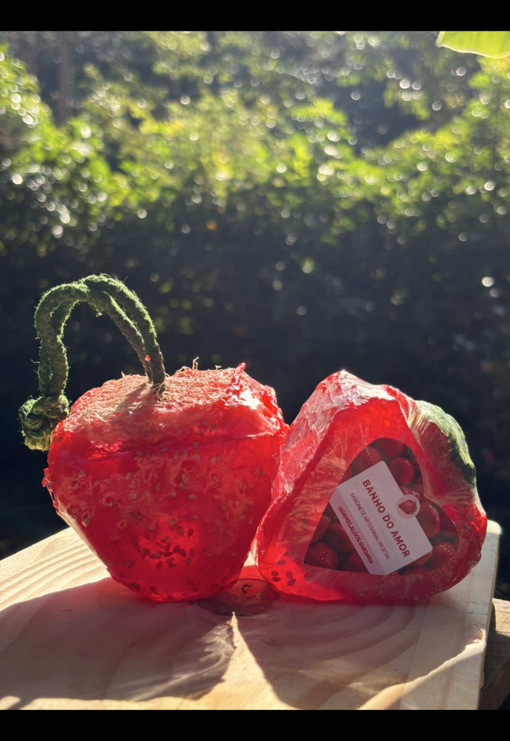 Transformei o banho em uma experiência cheia de encanto! 🌸✨ Este sabonete de morango com bucha vegetal é puro carinho: o cordão de algodão foi tingido de verde para harmonizar com a proposta, e para dar aquele acabamento perfeito, derreti novamente as sobras da base e finalizei com sementes de gergelim, deixando tudo ainda mais charmoso. Um verdadeiro convite para um banho do amor, com aroma irresistível e um toque artesanal único.  Se quiser aprender a fazer sabonetes artesanais, ter uma renda extra e ainda criar suas próprias etiquetas, é só clicar no link da bio! #saboariaartesanal #asmr #soapmaking #soap #strawberry 