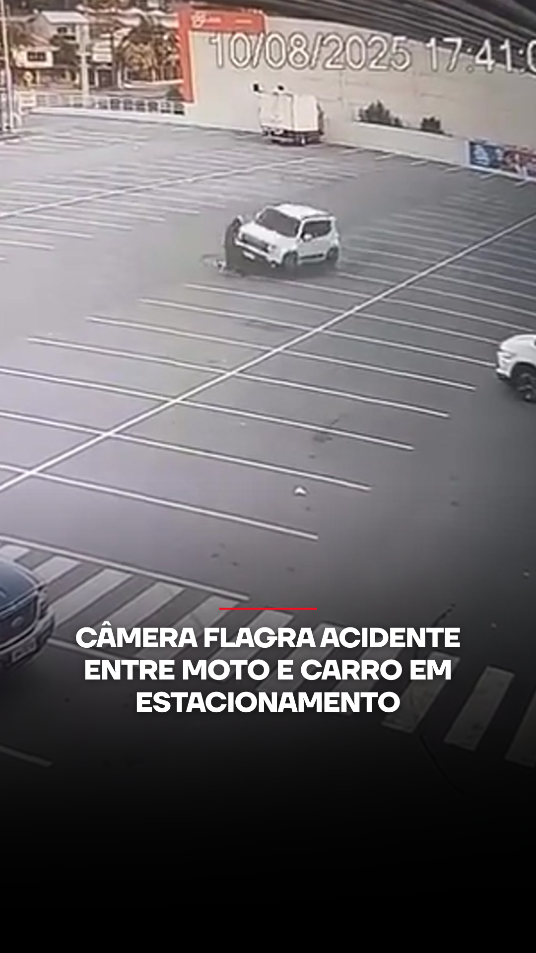 Imagens de câmera de segurança registraram uma colisão entre uma motocicleta e um carro no estacionamento de um supermercado em Areias do Meio, Santa Catarina, neste domingo (10). O vídeo mostra o momento exato do impacto, quando o carro avança sobre a moto e acaba capotando. Ainda não há outras informações sobre o caso. 📺 Confira na JP News e Panflix 🎥 Reprodução: @ portalgovernador #JovemPanNews #Acidente #Colisão #CâmeradeSegurança