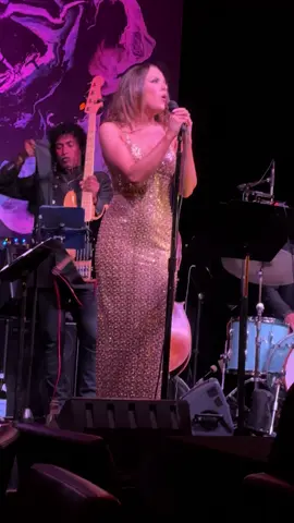 Liz Gillies singing “Take A Hint”! She’s as awesome as always!! Thank you for a great time Liz! #liz @Liz #vibratogrilljazz #Victorious #Victoria Justice #Takeahint