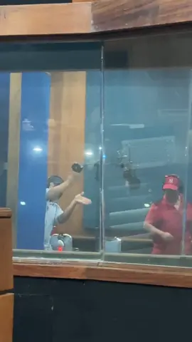 Si adivinan que canción andábamos bailando, se llevan una playera del tour “no se va a hacer”. Así le vamos a poner porque como dicen todos que no se va hacer porque nos peleamos y no nos podemos ni ver. Les damos una pista, es de las de mi compa Julio César! saludos! Buen jueves para to2🤠