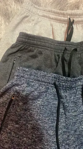 👖 Kit 6 Bermudas de Moletom Masculino Adulto – Conforto, Praticidade e Estilo Ideal para o dia a dia, academia ou momentos de lazer, este kit oferece 6 bermudas de moletom com modelagem confortável e design moderno. Cada peça conta com 2 bolsos laterais com zíper, garantindo segurança para carregar celular, carteira e outros objetos. ✨ Destaques do Produto: 	•	📦 Kit Econômico: 6 bermudas masculinas para variar no visual. 	•	🧵 Tecido Moletom de Qualidade: Confortável e resistente. 	•	🔒 Bolsos com Zíper: Mais segurança para seus pertences. 	•	🎯 Modelagem Casual e Versátil: Ideal para uso diário ou esportivo. 	•	🪡 Acabamento de Alta Qualidade: Durabilidade e estilo garantidos.