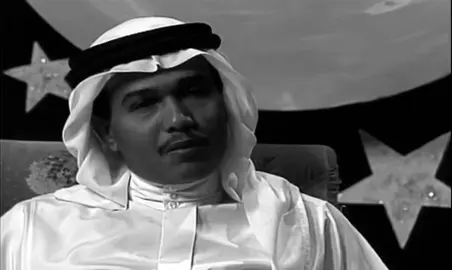 مُهَفهَفَةٌ وَالسِّحرُ مِن لَحَظاتِها إِذا كَلَّمَت مَيتاً، يَقومُ مِنَ اللَّحدِ أَشارَت إِلَيها الشَّمسُ عِندَ غُروبِها تَقُولُ: إذا اسوَديّتِ فاطلعي بَعدي وَقَالَ لها القمرُ المُنيرُ: ألا اسفري فإِنَّكِ مثلِي في الكَمالِ والسَّعَدِ فَوَلَّت حياءً، ثُمَّ أَرْخَت لثامَه #محمد_عبده #abdu 