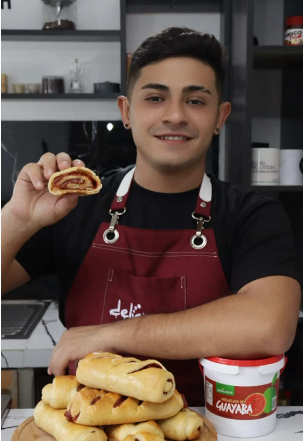 Pan de Guayaba | con la mejor mermelada de Venezuela, que te puede servir para la panadería o repostería Que debes de hacer, es seguir la cuenta de  @delicious  ℝ𝕖𝕔𝕖𝕥𝕒 𝔻𝕖𝕝𝕚𝕔𝕚𝕠𝕦𝕤 •200ml Leche liquida tibia  •80gr Azúcar  •10gr Levadura Fresca  •400gr Harina todo uso 000 •80gr Mantequilla  •1 Huevo  Relleno de la Mejor Mermelada de Venezuela @delicious ideal para tu Panadería …. Búscala en el supermercado más cercano. Horno 180 grados por 40 Minutos  Te puedo asegurar que esta mermelada de guayaba es consistente hasta para hacerte tequeños … y si eres amante a la mermelada de guayaba Delicious no te olvide de comentar qué receta quieres con ella #pandeguayaba #guayaba #mermelada #eliexercocina #recetasfaciles #delicious 