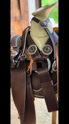 Montura cuero látigo cola de pato  . . . #montura #Rienda #caballos #talabarteria #bozal