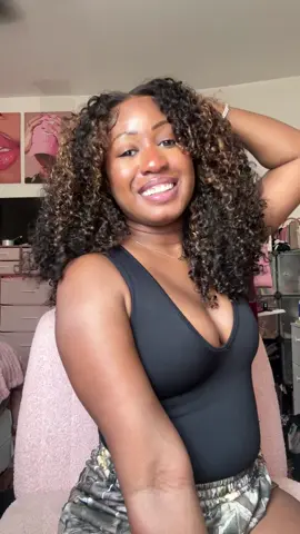 20 inches of kinky curly perfection with blonde highlights ✨ Glueless, beginner-friendly, and only $118 from TikTok Shop 👏🏽 @bangjazzhair @BangJazzhairofficial #gluelesswig #AffordableWigs #KinkyCurlyWig #ProtectiveStyle #bangjazzhair 