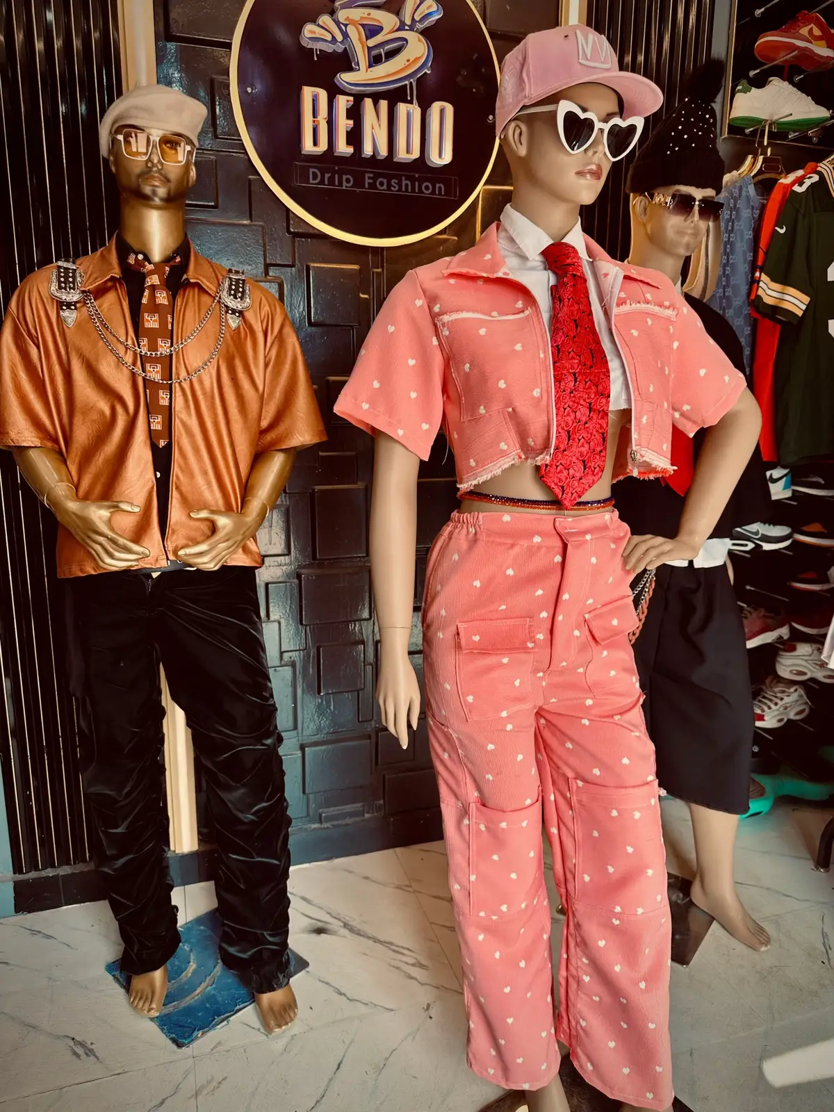 Parce que l’amour aussi a son uniforme. Denim rose imprimé cœur, veste crop évasée, pantalon cargo oversize et cravate texturée — pour les femmes qui portent leur attitude comme une couronne. 👑 Made in Senegal – Une création 100% Bendo Style Disponible sur mesure – Commandez votre tenue personnalisée Délais de confection courts – Livraison partout dans le monde 🧵🪡Marque @Bendo Style  ☎️ Contact & commandes : +221 770591208 #BendoStyle #MadeInSenegal #ArtisteLook #StreetwearLuxe #ShootingStyle            