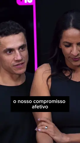 Sempre recebemos essa pergunta! 😅  A verdade é que nosso compromisso afetivo é com nossos parceiros, eu (Diego) com a Kel, e a Jenni com o Bruno – mas isso não significa que seja proibido de ficar de vez em quando. Não é algo tão frequente, mas acontece… de vez em quando.  Curiosos para saber mais sobre como funciona nossa dinâmica? 👀 Deixem suas perguntas nos comentários! 👇 #familia #poliamor #podcast #relacionamento #compromisso