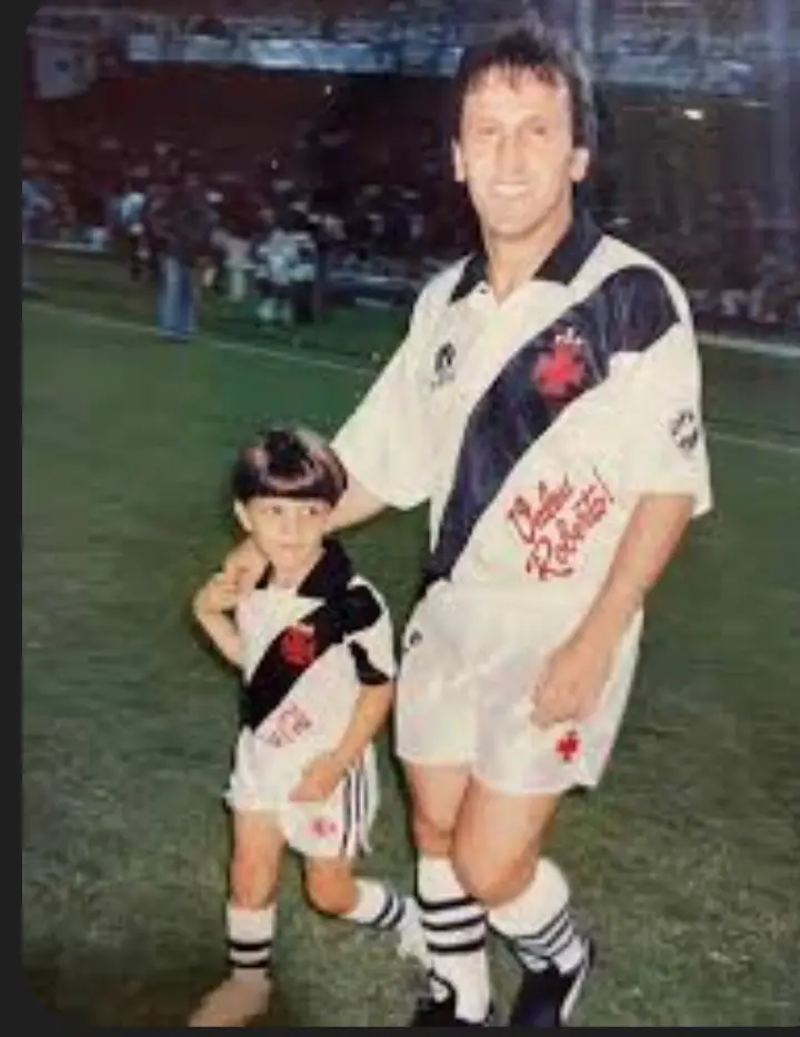 Todo jogador sonha em jogar no Vasco. Zico realizou seu sonho de jogar no gigante, tanto que só não diz que torce para o Vasco por medo da pressão da Globo. Mas ele é vascaíno, o melhor clube para torcer no mundo. 🌎💢💢#vascodagama 