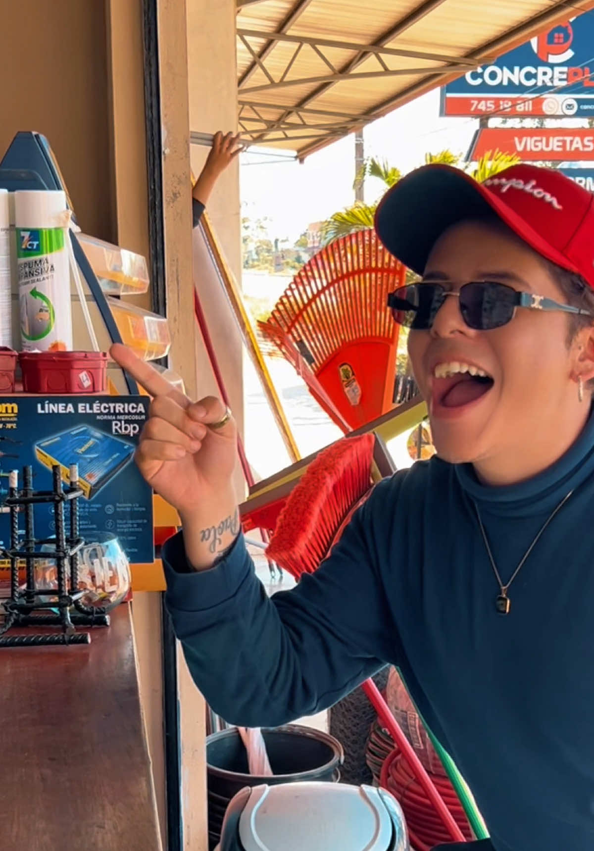¿Con cual les doy waska?🤷🏻‍♂️🤔 Que placer conocerte @Ferretería Castillo ⛓️✨🛠️ #humor #comedia #emprendimiento #papa #bolivia🇧🇴 