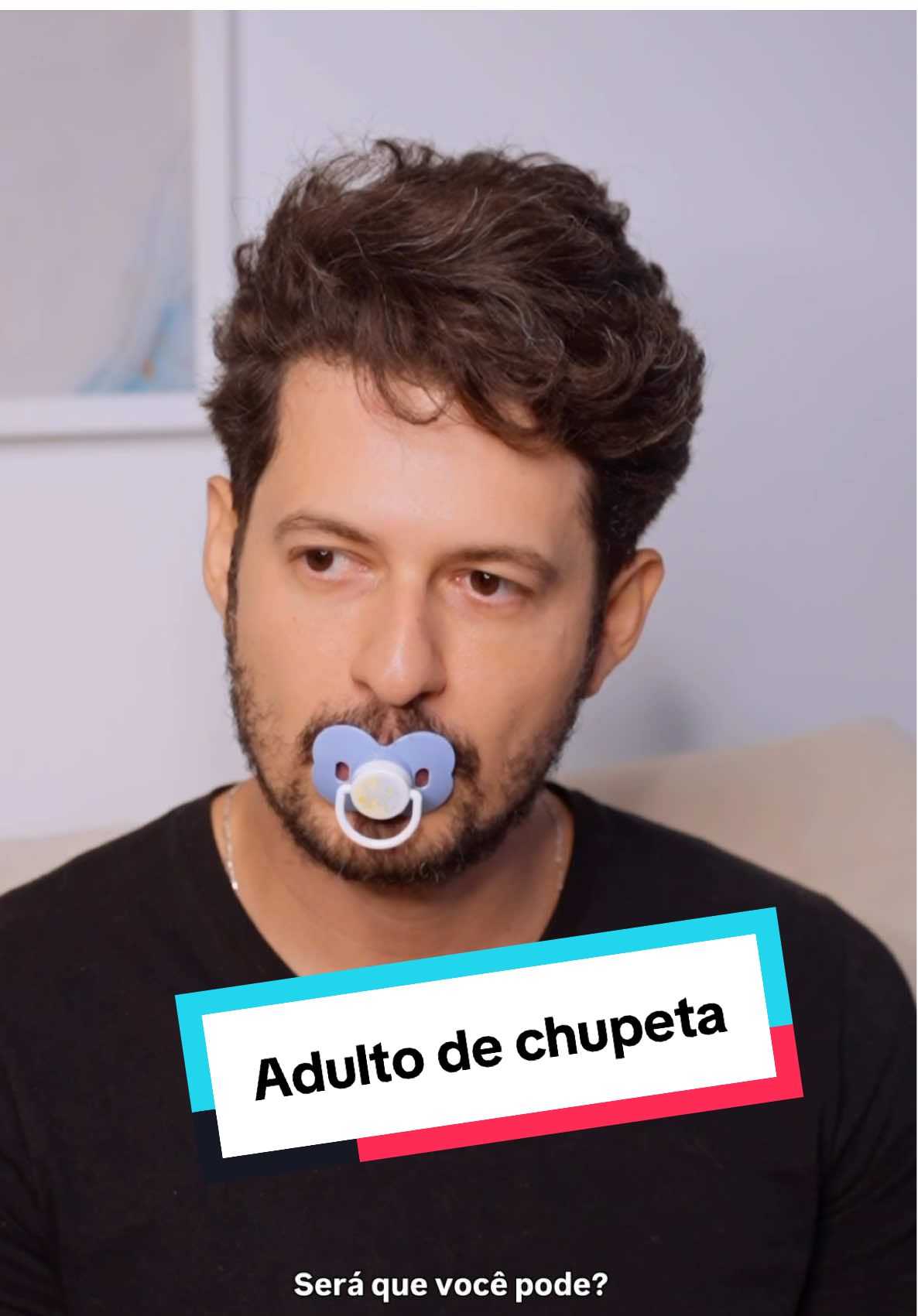A moda agora é sair na rua chupando chupeta. 2026 tá agitado, né? Hahaha