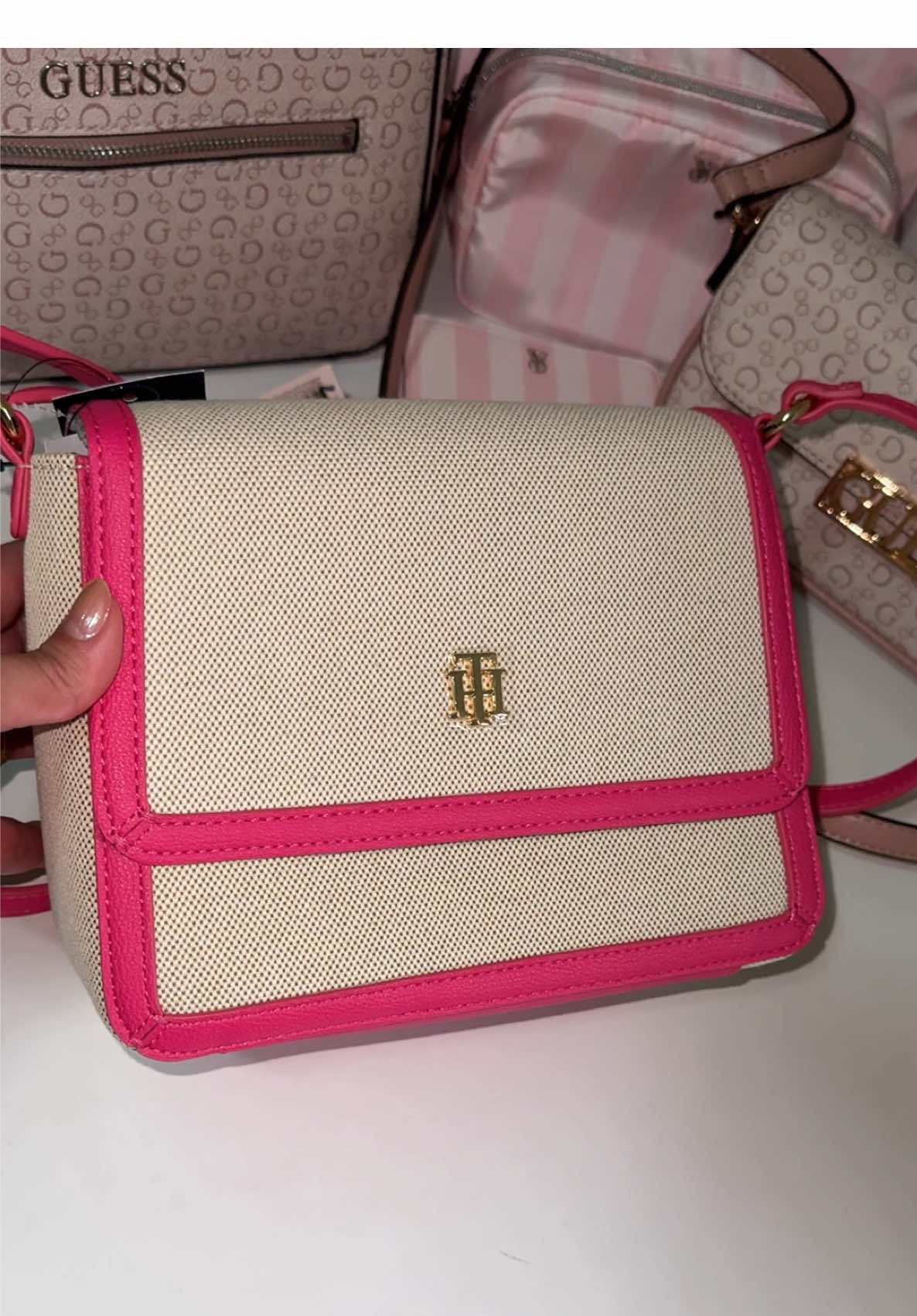Bolsa Tommy Hilfiger Solid Pink 🩷 Compras no site: www.biabeautystore.com.br  #biabeautystore #baglover #crossbodybag 