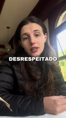 As pessoas sabem exatamente o que estão fazendo. Não cometa o erro de achar que foi sem querer. Não cometa o erro de ser tão compreensivo ao ponto de ignorar que você está sendo desrespeitado. Porque quando alguém se importa de verdade… essa pessoa pensa antes de agir. Ela mede as palavras. Ela se preocupa com o efeito que vai causar em você. Mas quando alguém não está nem aí, a falta de cuidado fala mais alto do que qualquer desculpa. E aí, você começa a ouvir justificativas prontas, aquelas frases que tentam aliviar a culpa… mas que, no fundo, você sabe que não mudam a realidade. Eu sei que dói admitir, mas cada ação  ou ausência dela  já é uma resposta. Você não precisa implorar por prioridade. Você não precisa ensinar ninguém a te tratar com respeito. O amor que vale a pena não deixa você em dúvida. O amor que vale a pena não te diminui para caber na vida do outro. Então, se alguém te mostrar, repetidamente, que não se importa… Acredite. Não insista em fazer parte de uma história onde você só aparece como opção. Porque quando você entende o seu valor, você deixa de aceitar migalhas… E começa a esperar  e exigir  um amor inteiro. #conselhos #atitudes #pessoas #amor #desculpas 