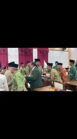 Jepara memutuskan tetap menerapkan kebijakan enam hari sekolah. Ada sejumlah pertimbangan yang melatarbelakangi langkah itu, mulai dari pijakan regulasi hingga adanya hasil penelitian terkait dampak negatif yang muncul seiring dengan munculnya wacana lima hari sekolah.  Kebijakan tetap memberlakukan enam hari sekolah ini diambil usai audiensi antara Bupati Jepara Witiarso Utomo dengan Pengurus Cabang Nahdlatul Ulama (PCNU) Jepara di Gedung Shima, (14/8).  Hadir dalam kegiatan ini, Wakil Bupati Jepara M Ibnu Hajar, Rais Syuriah PCNU Jepara KH Khayatun Nufus, Ketua Tanfidziyah KH Charis Rohman, Kepala Kemenag Jepara Akhsan Muhyiddin, Kepala Dikpora Jepara Ali Hidayat, Ketua Dewan Pendidikan Jepara Prof Mustaqim dan jajaran NU baik tingkat cabang maupun MWC (kecamatan). Witiarso Utomo menjelaskan, sebelumnya pihaknya telah menerima audiensi dari Persatuan Guru Republik Indonesia (PGRI) yang mengusulkan lima hari sekolah, kemudian disusul oleh Persatuan Guru Nahdlatul Ulama (Pergunu) dan Ma'arif NU Jepara yang menghendaki enam hari sekolah.  Menurut Bupati, pihaknya mendengarkan dan mencermati berbagai argumentasi dan masukan dari masing-masing pihak. Termasuk pandangan dari Ketua Dewan Pendidikan Jepara, Prof. Mustaqim yang ikut hadir dalam audiensi dengan PCNU Jepara kali ini. Menurutnya, pandangan dari pakar pendidikan ini juga menjadi salah satu pertimbangan utama yang diambil Pemkab Jepara.  Selain itu, hingga kini, Perbup No 43 tahun 2009 juga masih berlaku. Regulasi itu mengamanatkan jika untuk bidang kesehatan dan pendidikan di Jepara berlaku enam hari kerja. “Tadi sudah dipaparkan Prof Mustaqim tentang efek negatif lima hari sekolah terhadap karakter anak didik. Data dari Unnes menunjukkan, jika libur dua hari, waktu anak bermain media sosial bisa meningkat dari 7 jam menjadi 15 jam, dan mayoritas penggunaan media sosial itu tidak menunjang pendidikan, bahkan cenderung untuk hal negatif,” ujar Bupati Witiarso. Menurutnya, pemerintah ingin memastikan generasi muda Jepara tumbuh menjadi generasi yang berakhlak mulia (akhlaqul karimah). Oleh karena itu, Pemkab memutuskan untuk tetap melanjutkan kebijakan enam hari sekolah sambil terus membuka ruang komunikasi dengan semua pihak, termasuk PGRI, agar dapat memahami latar belakang keputusan ini. Sementara itu, Prof Mustaqim menambahkan bahwa penguatan karakter siswa memerlukan waktu belajar yang cukup, baik secara kualitatif maupun kuantitatif.  “Karakter bangsa ada 18, dan yang pertama adalah karakter religius. Saat ini, porsi pelajaran agama (PAI) di sekolah umum sangat sedikit, SD hanya 9 persen, SMP 5 persen, dan SMA/SMK 4 persen,” jelasnya. Ia menekankan pentingnya penguatan pendidikan agama melalui kegiatan Ektra kurikuler. Di Jepara, hal ini telah didukung oleh NU melalui pendidikan diniyah, madrasah, dan pesantren di sore hari setelah siswa beristirahat.  “Ini menjadi penguatan utama terhadap pendidikan agama yang ada di sekolah,” jelas Prof Mustaqim yang juga Wakil Rais Syuriah PCNU Jepara ini. Dengan kebijakan ini, Pemkab Jepara menegaskan komitmennya untuk menjaga kualitas karakter generasi muda, sekaligus mengapresiasi peran ormas dan lembaga pendidikan yang turut berkontribusi dalam pembentukan moral pelajar di Kabupaten Jepara. #pemkabjepara  #pcnujepara  #6harisekolah #pgrijepara  #kemenagjepara 