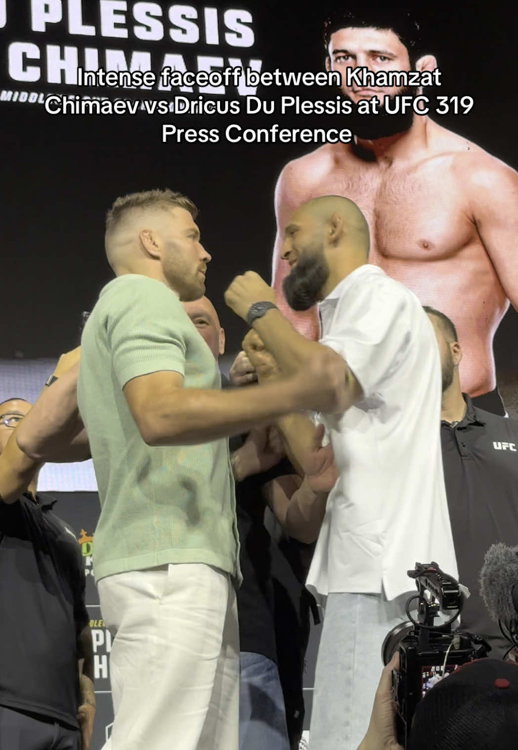 Intense faceoff between Khamzat Chimaev vs Dricus Du Plessis at UFC 319 Press Conference #UFC #khamzatchimaev #dricusduplessis #ufc319 #mma 