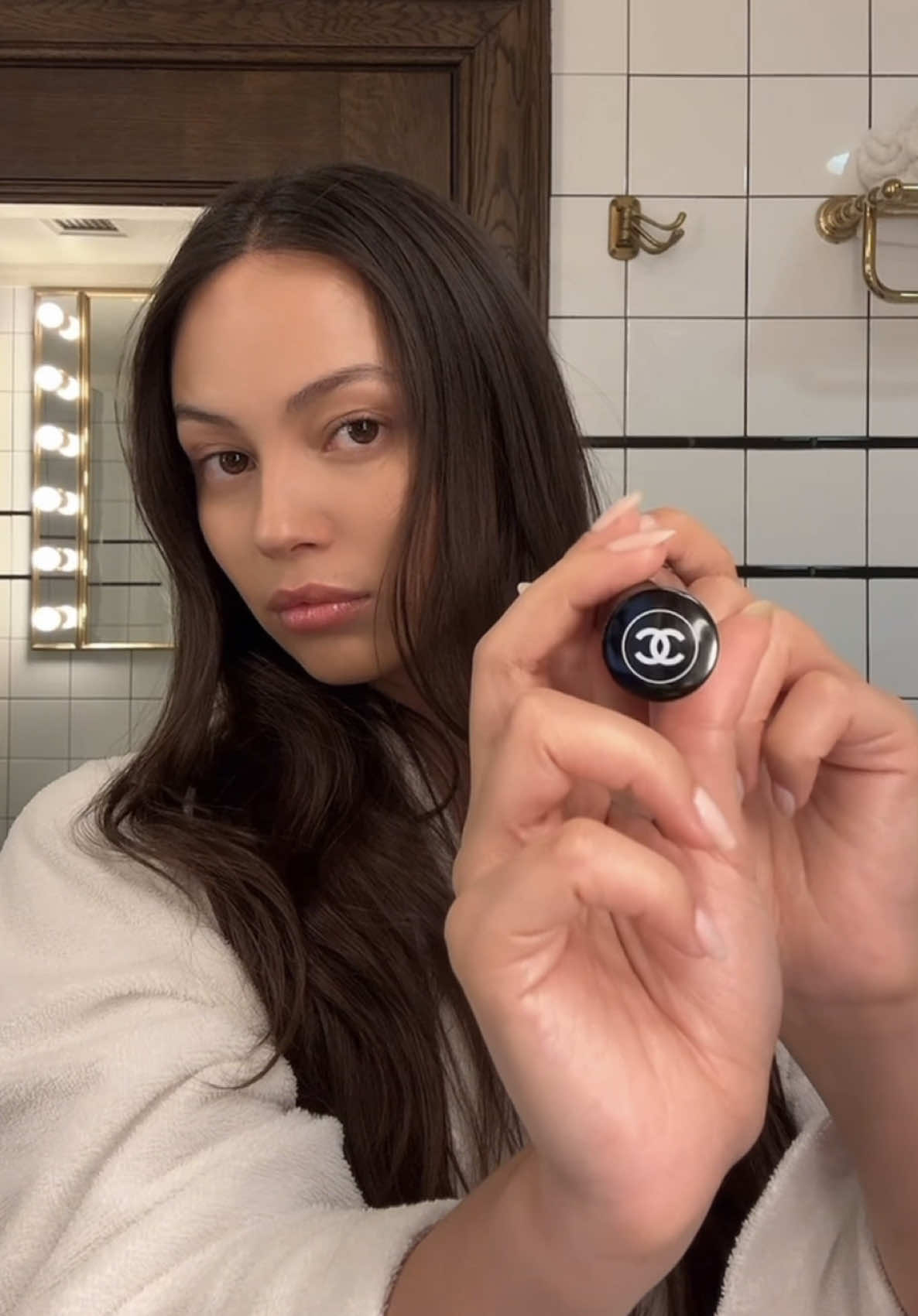 Baume Essentiel @chanel.beauty go to clear highlighter, the finish is dewy and natural #highlighter #baumeessentiel #chanelbaumeessentiel #clearhighlighter #balmhighlighter #chanelbeauty #chanelhighlighter 