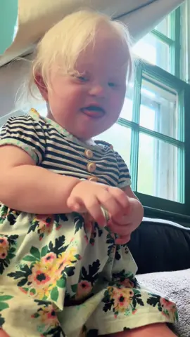 Poppy saying hi to the camera 😭😭😭 